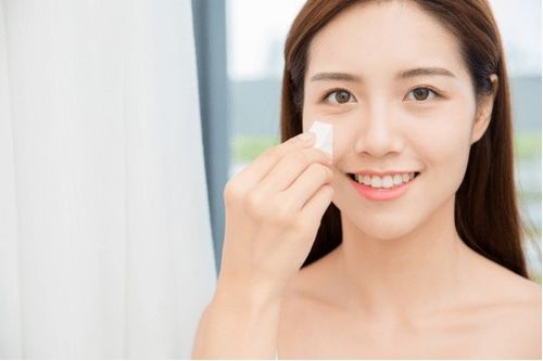 卸妆油 vs 卸妆水 谁更胜一筹？如何科学选择卸妆产品？